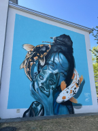Frau mit Maske