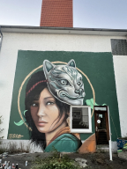 Frau mit Maske